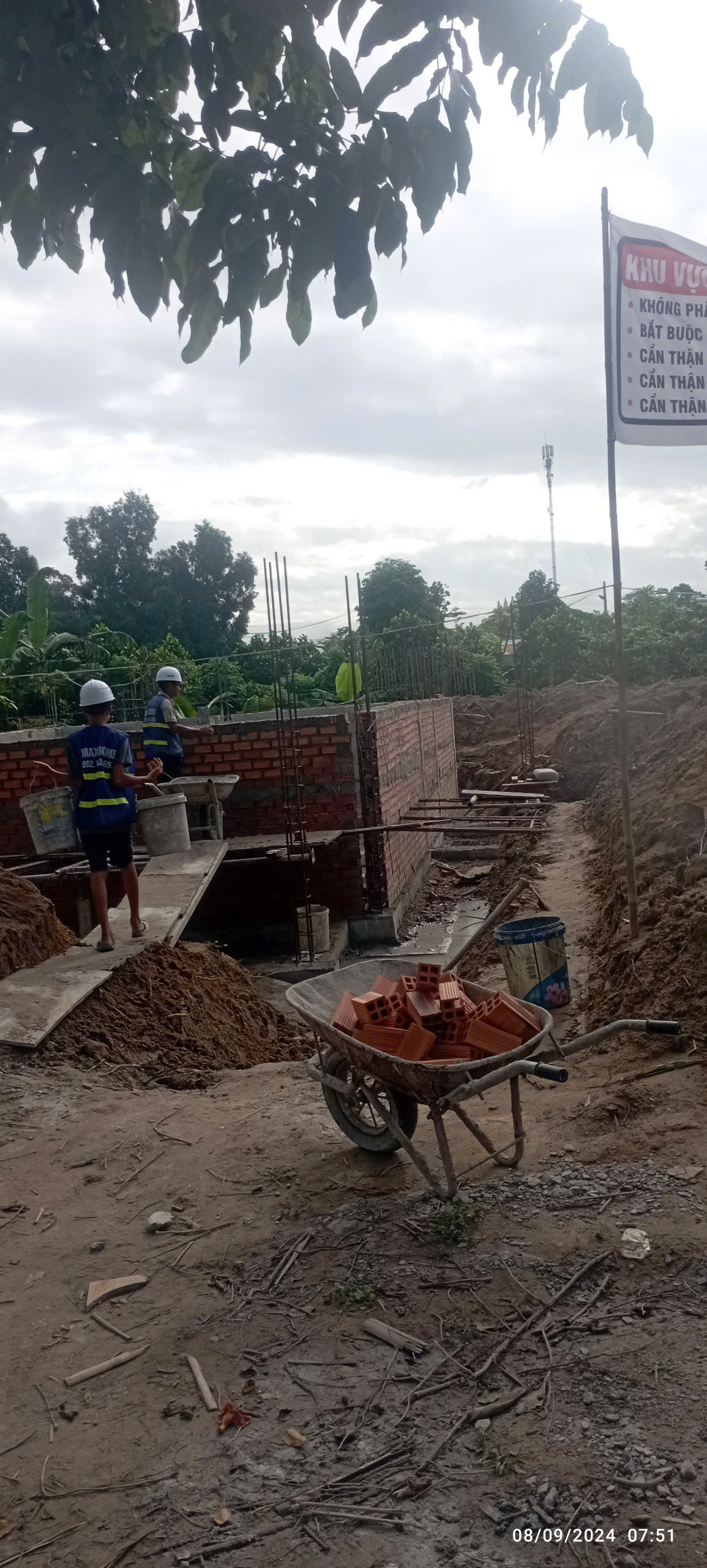 Xây tường gạch tầng trệt nhà 2 tầng Bình Dương – GeoHome